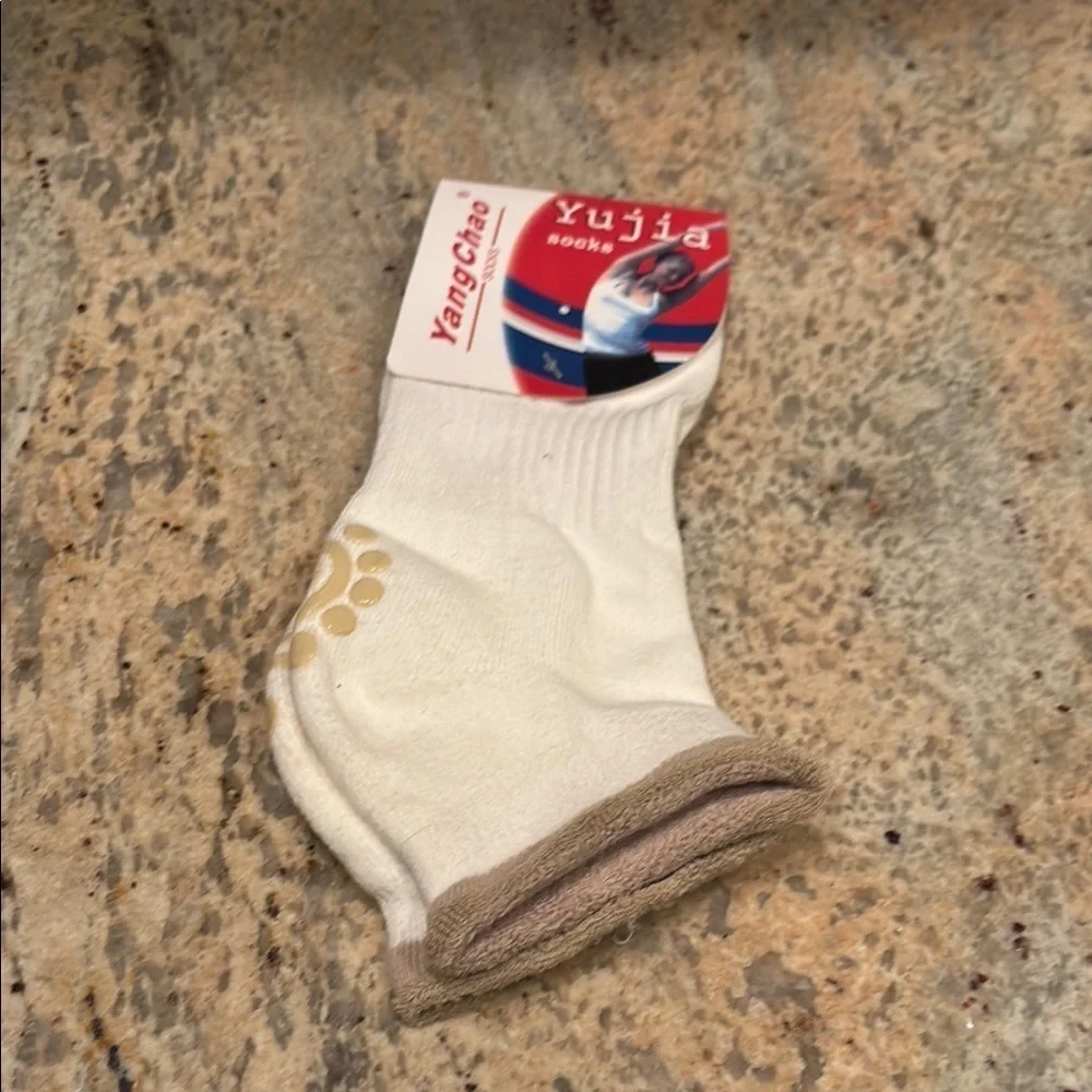 NWT Yang Chao kids non slip socks